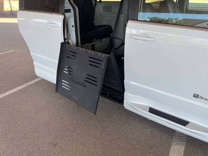 Used 2018 Dodge Grand Caravan SXT FWD image 34
