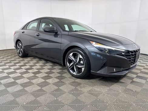 Used 2023 Hyundai Elantra SEL w/ Convenience Package image 2
