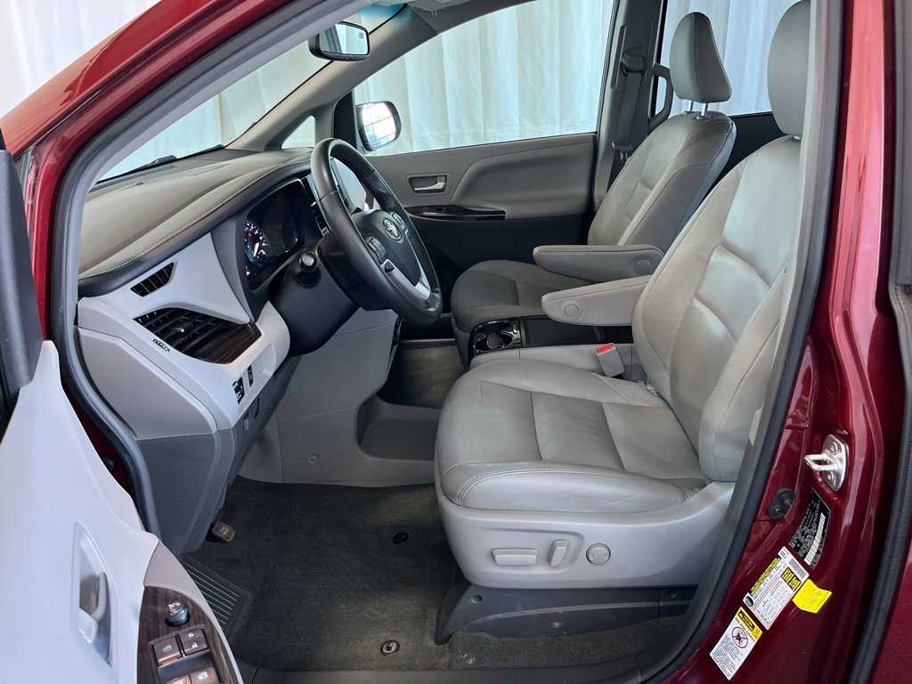 Used 2017 Toyota Sienna XLE FWD image 4
