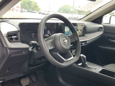 Used 2025 Nissan Kicks SV FWD image 13