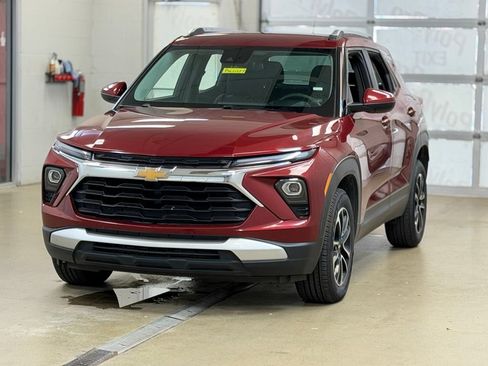 Used 2025 Chevrolet TrailBlazer LT AWD/4WD image 3