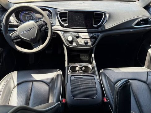 Used 2025 Chrysler Pacifica Limited FWD image 10