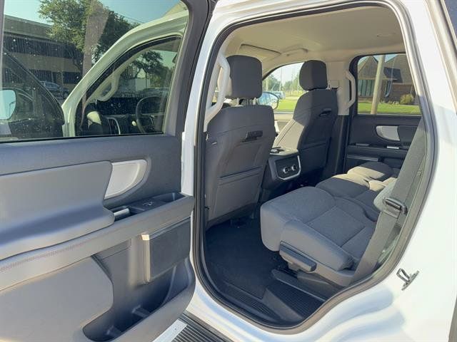 Used 2025 Ford Expedition Active RWD image 9
