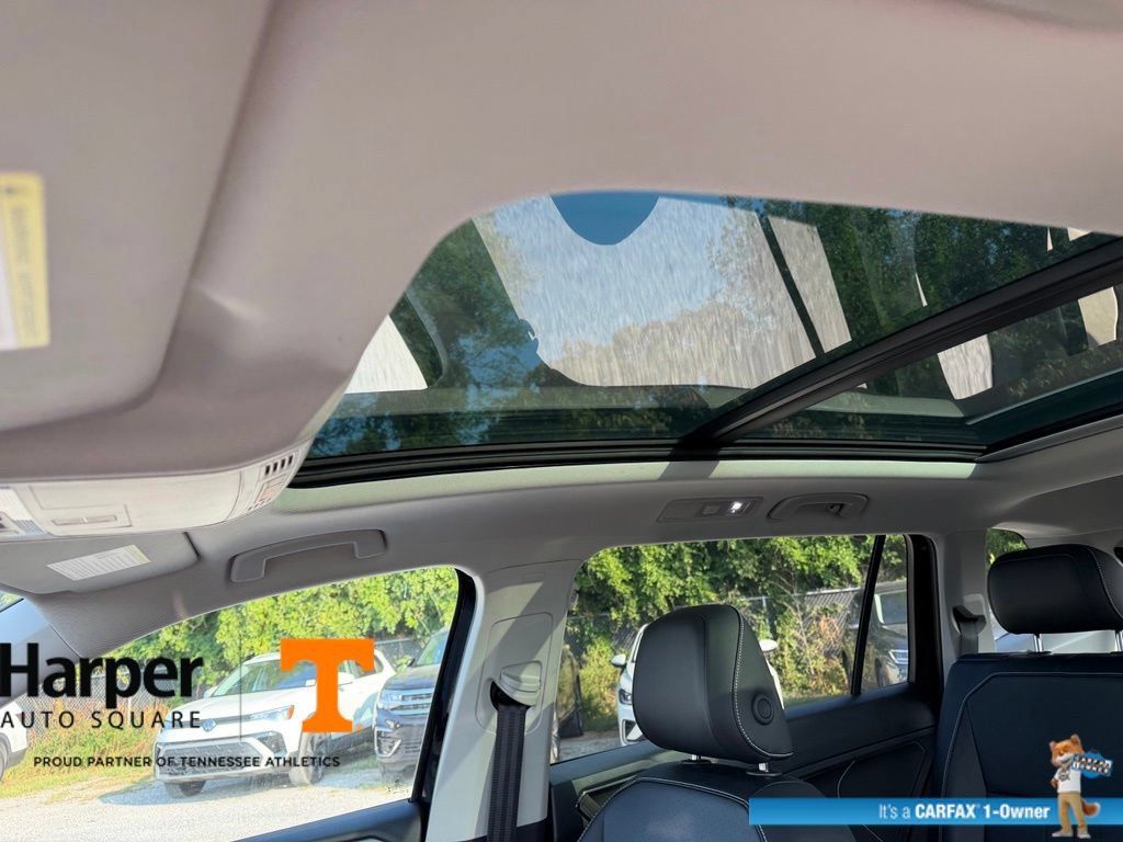 Used 2024 Volkswagen Tiguan SE w/ Panoramic Sunroof Package FWD image 18