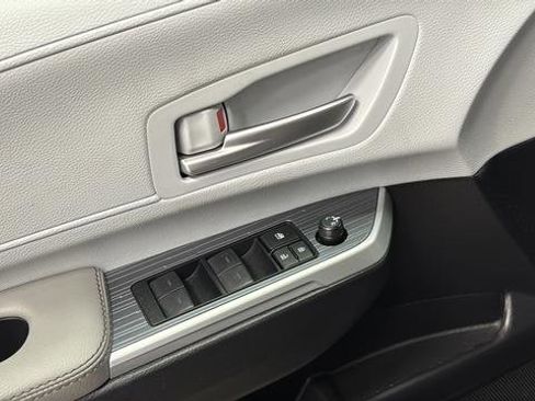 Used 2025 Toyota Sienna XLE FWD image 21