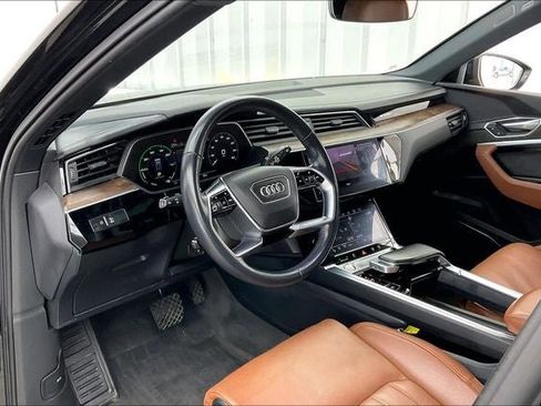 Used 2019 Audi e-tron Prestige w/ Prestige Package image 17