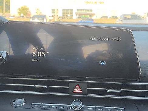 Certified 2025 Hyundai Elantra Limited FWD image 17
