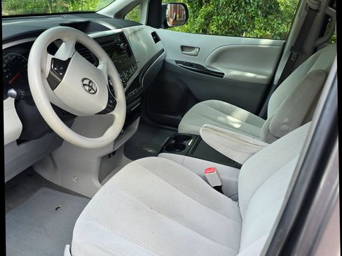 Used 2014 Toyota Sienna LE FWD image 15