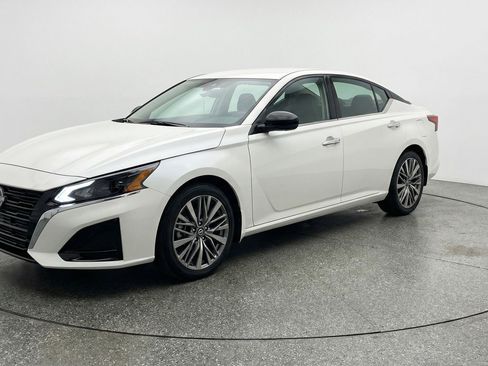 Used 2025 Nissan Altima 2.5 SV image 3