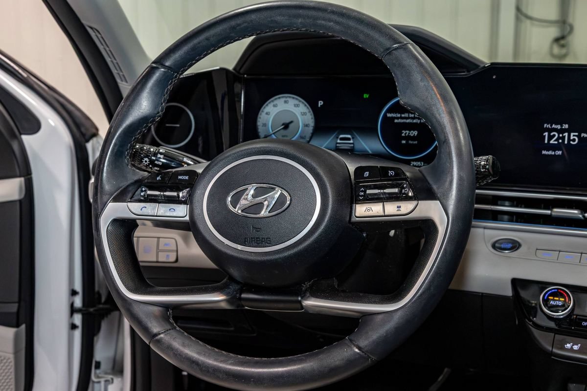 Used 2023 Hyundai Elantra Limited FWD image 13