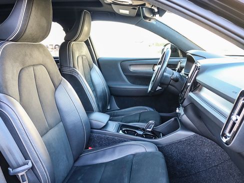 Used 2021 Volvo XC40 P8 Recharge w/ Advanced Package image 16