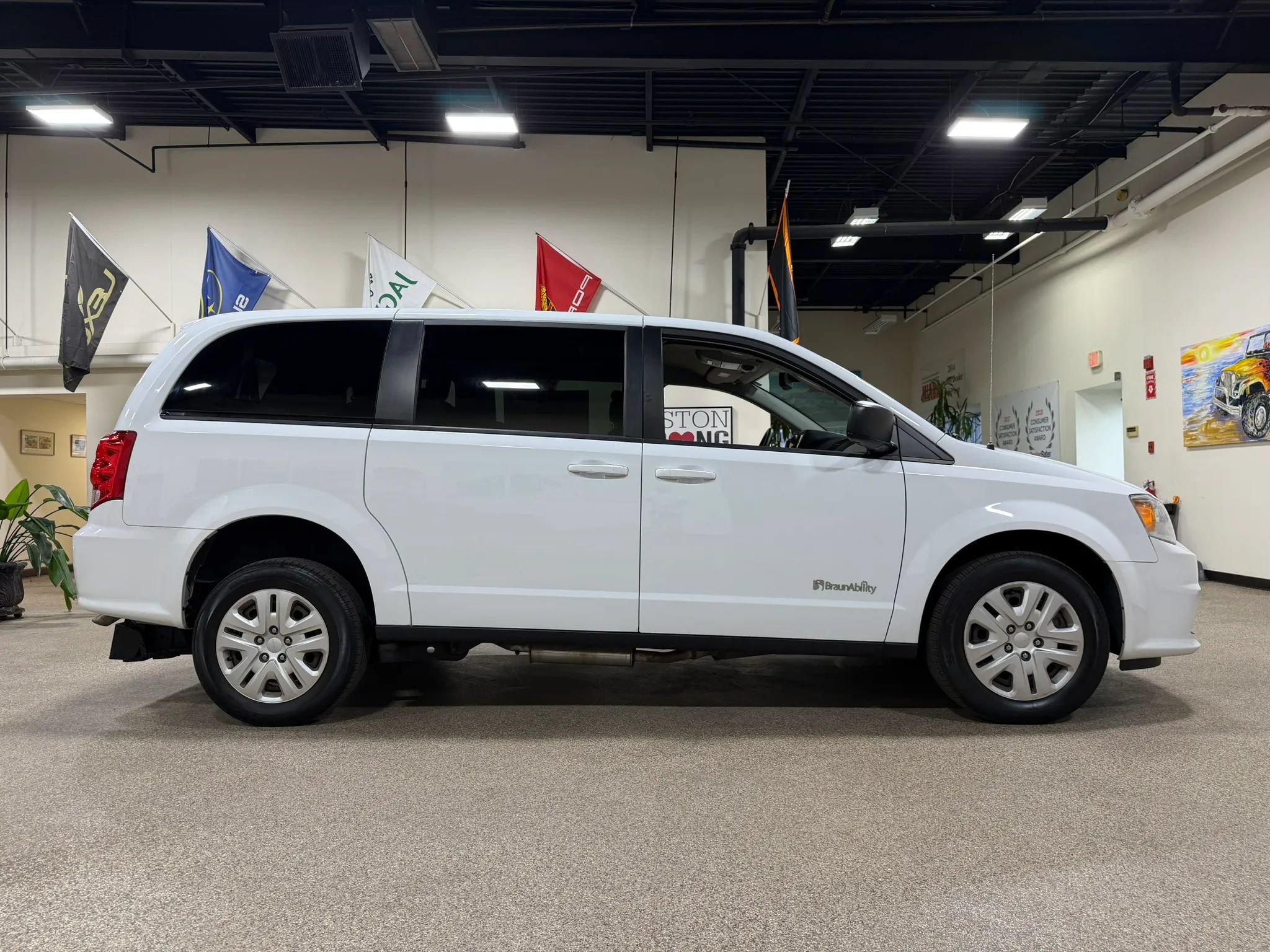 Used 2018 Dodge Grand Caravan SE FWD image 5