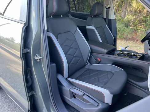 Used 2025 Volkswagen Atlas Peak Edition SE image 28