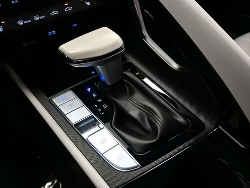 Certified 2025 Hyundai Elantra Limited FWD image 22
