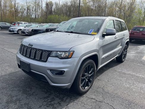 Used 2020 Jeep Grand Cherokee Altitude AWD/4WD image 3