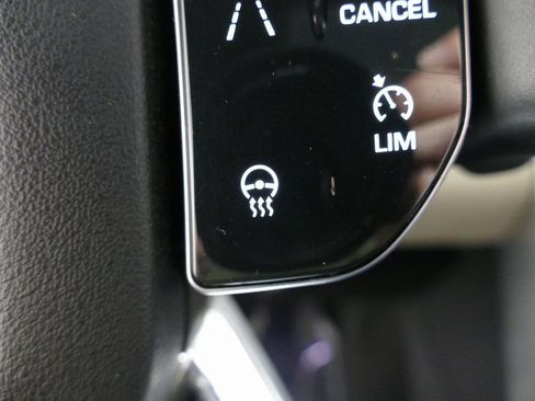 Used 2019 Land Rover Discovery HSE image 18