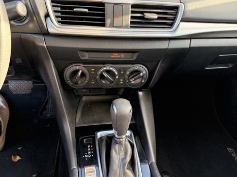 Used 2018 MAZDA MAZDA3 Sport image 10