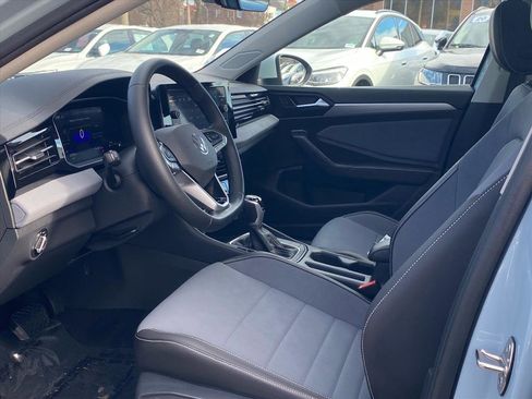 Certified 2025 Volkswagen Jetta SE image 12