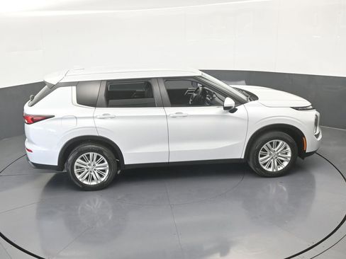 Used 2023 Mitsubishi Outlander ES image 52