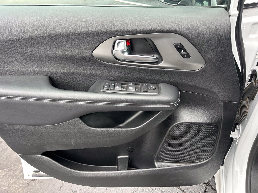 Used 2025 Chrysler Pacifica Select FWD image 14