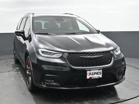 New 2026 Chrysler Pacifica Select image 4