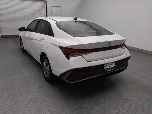 Used 2024 Hyundai Elantra SE FWD image 3