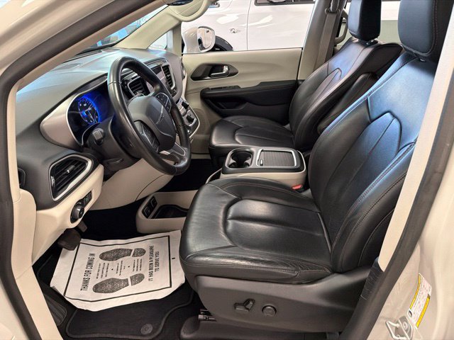Used 2020 Chrysler Pacifica Touring-L Plus w/ Advanced Safetytec Group FWD image 4