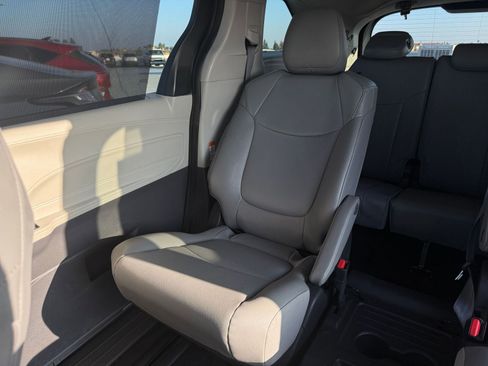 Used 2024 Toyota Sienna XLE image 39
