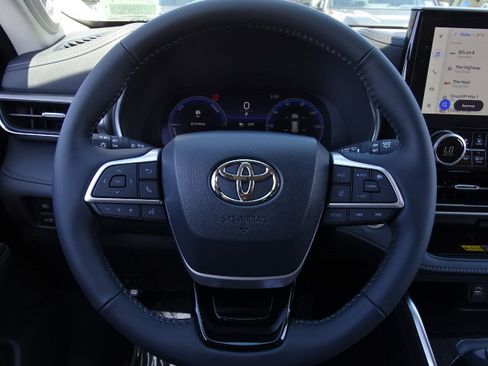 New 2026 Toyota Highlander Platinum AWD/4WD image 16