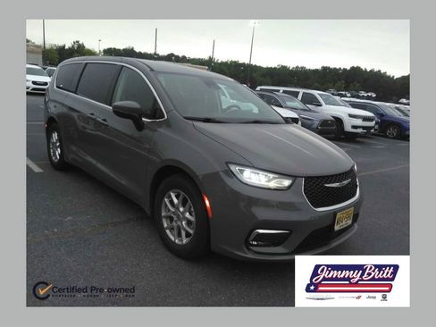 Used 2023 Chrysler Pacifica Touring-L FWD image 1