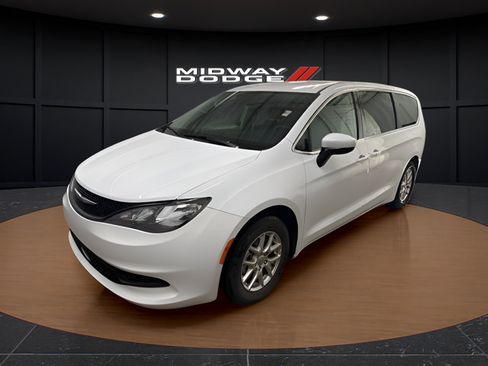 Used 2023 Chrysler Voyager LX FWD image 2