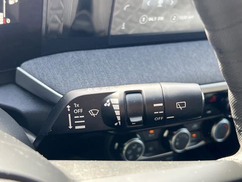 Used 2025 Nissan Kicks SV image 18