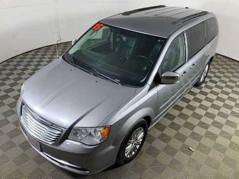 Used 2015 Chrysler Town & Country Touring-L w/ Driver Convenience Group FWD image 16