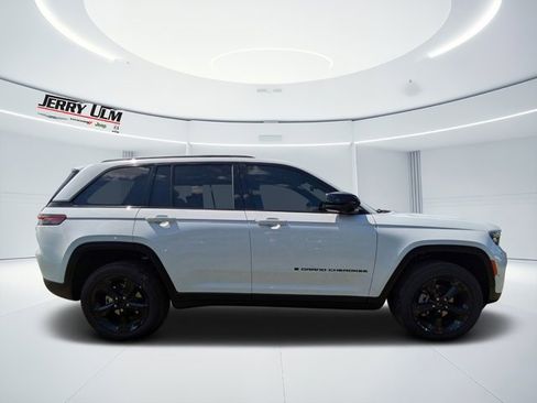 New 2025 Jeep Grand Cherokee Altitude image 2