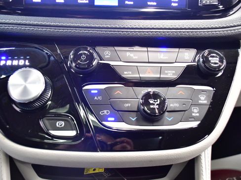 Used 2023 Chrysler Pacifica Limited FWD image 31