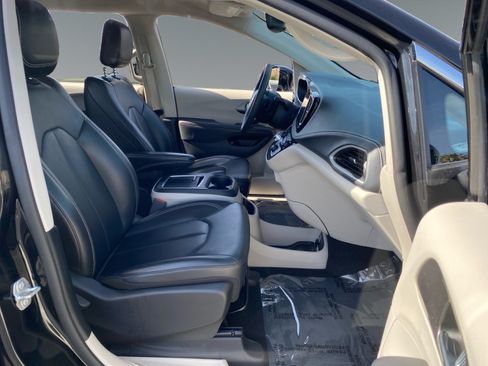 Used 2024 Chrysler Pacifica Limited FWD image 15