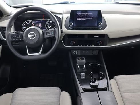 Used 2023 Nissan Rogue SV image 2