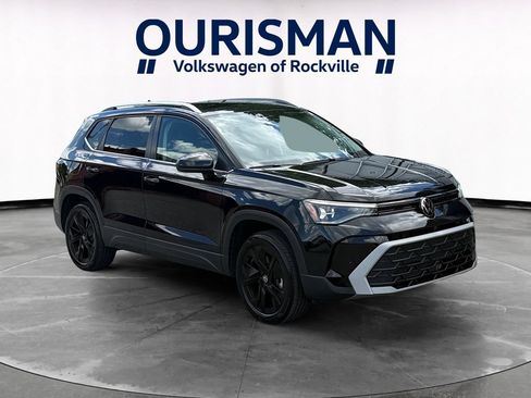 Used 2025 Volkswagen Taos SE w/ Black Wheel Package FWD image 1