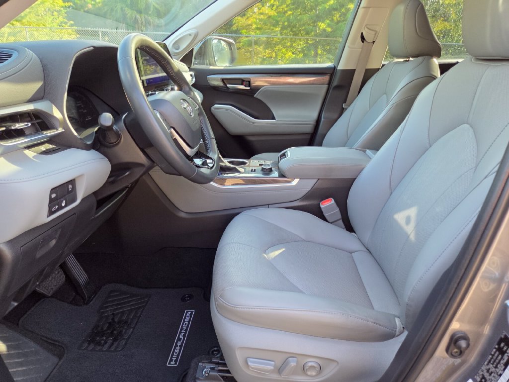 Used 2025 Toyota Highlander Limited AWD/4WD image 27