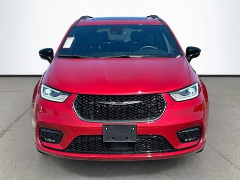 Used 2025 Chrysler Pacifica Limited FWD image 2