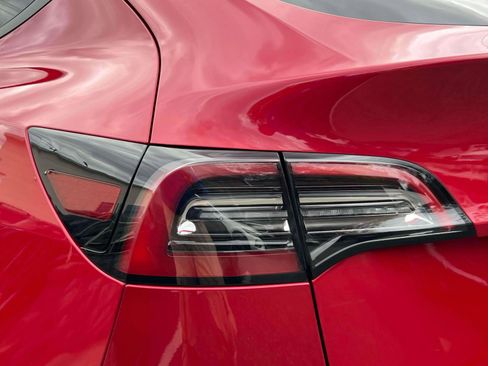 Used 2021 Tesla Model Y Long Range image 12
