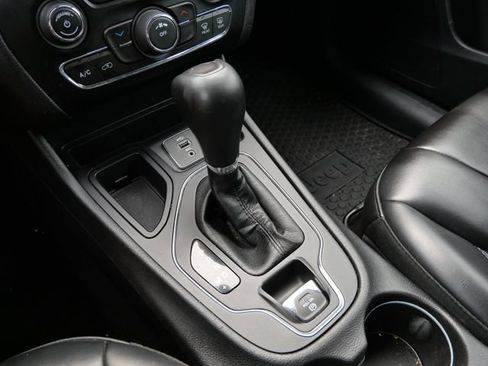 Used 2019 Jeep Cherokee Latitude Plus w/ Cold Weather Group FWD image 24