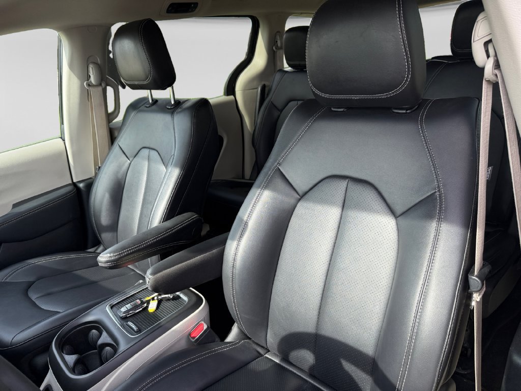 Used 2024 Chrysler Pacifica Limited FWD image 23