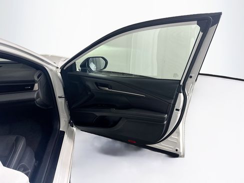 Used 2025 Toyota Camry SE image 32