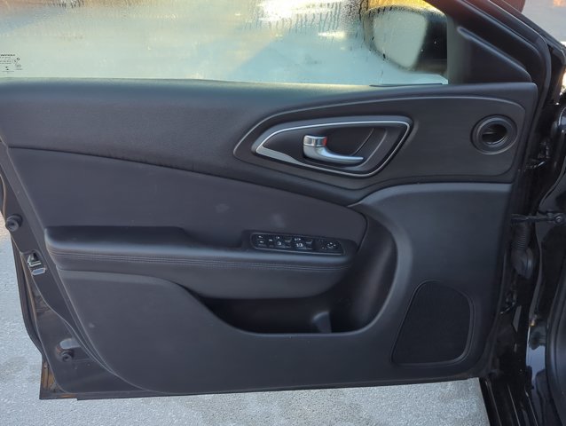 Used 2015 Chrysler 200 Limited w/ Convenience Group FWD image 7