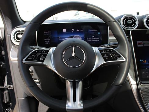 Used 2025 Mercedes-Benz GLC 300 4MATIC image 11