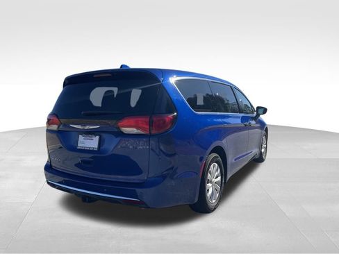 Used 2019 Chrysler Pacifica Touring Plus image 5