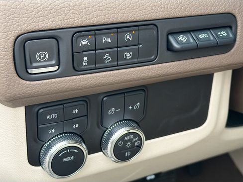 Used 2023 GMC Yukon Denali AWD/4WD image 10