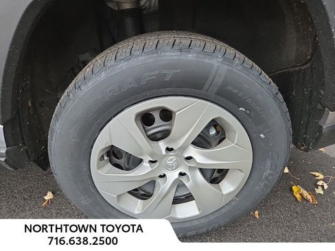 Used 2022 Toyota RAV4 LE image 11