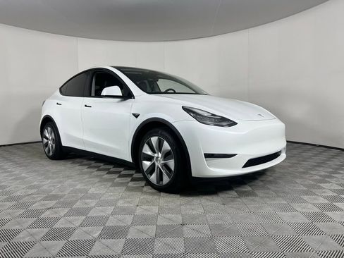 Used 2023 Tesla Model Y Long Range image 11